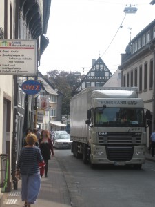 Schwerlastverkehr auf der Westerbachstraße